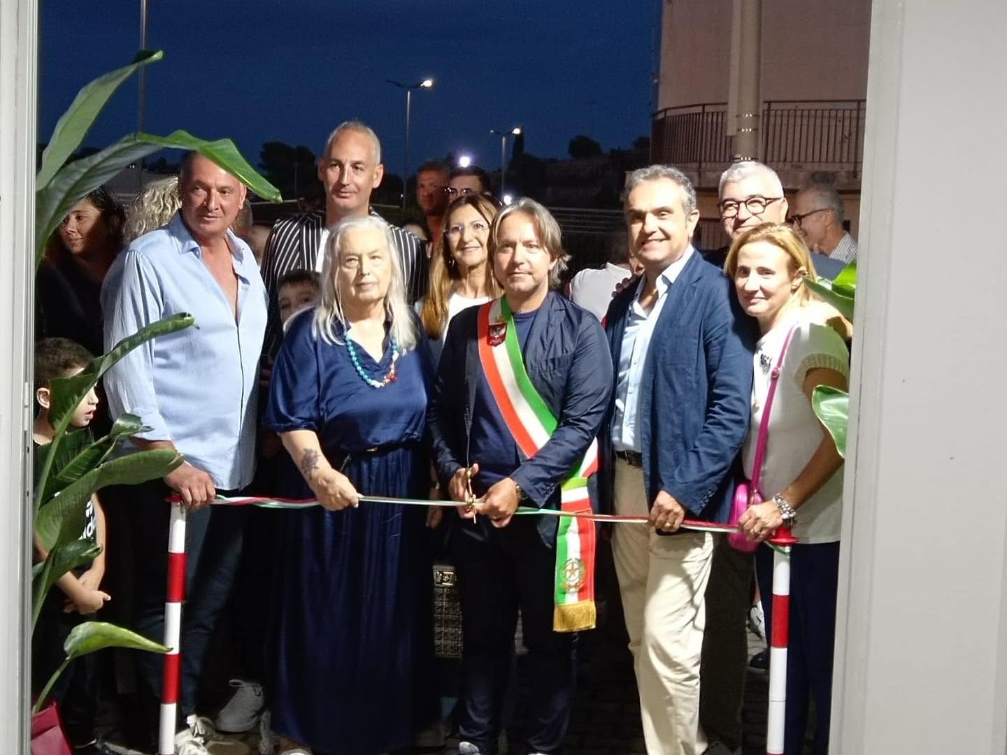 Il taglio del nastro tricolore all'ingresso del centro natatorio, con il sindaco e gli ospiti